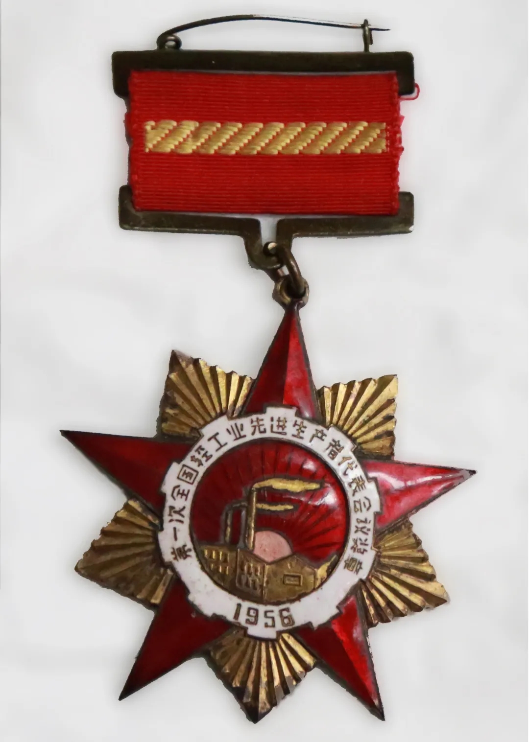 岁末走访全国劳模送温情，广药集团这次慰问很暖心！—— 白云山pp电子为全国劳动圭表、pp电子优良工人代表陈雨池奉上新春祝福