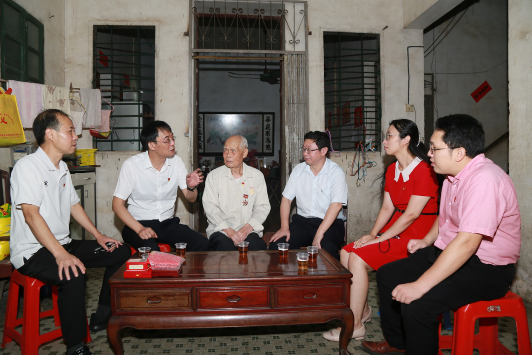 致敬圭表，关切入心！ ——白云山pp电子“七一”前夕走访慰问老劳模陈雨池同道