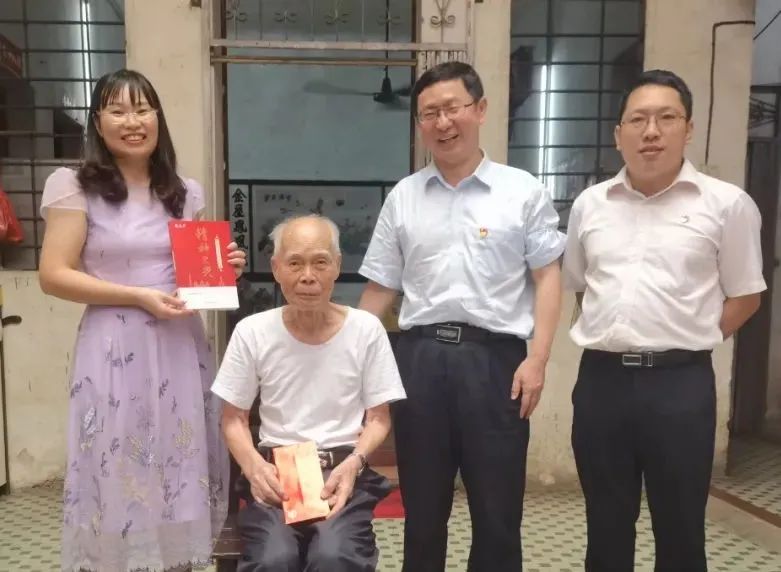 中秋慰问送真情 浓浓关切暖人心——白云山pp电子公司慰问首届全国劳模陈雨池